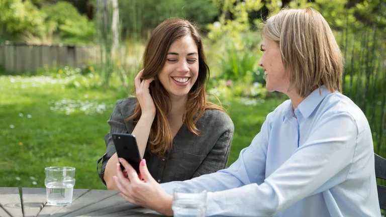 Diabetic young woman (smartphone) 2