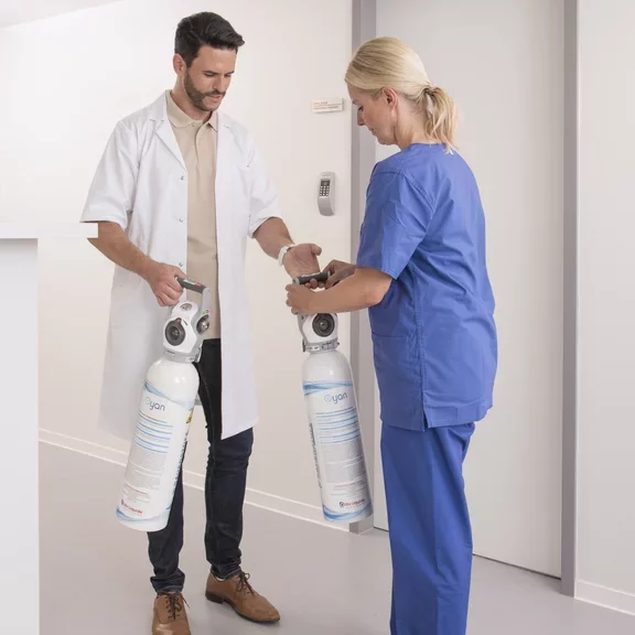 Die medizinische Sauerstoffflasche Oyan™ von Air LiquideHealthcare ist leicht zu tragen. Ideal für die Pflege und den Transport von Patienten.